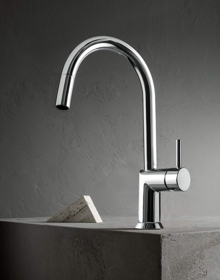 Grifo de cocina cromado sobre concreto