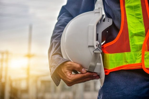 Trabajador con casco y chaleco reflectante